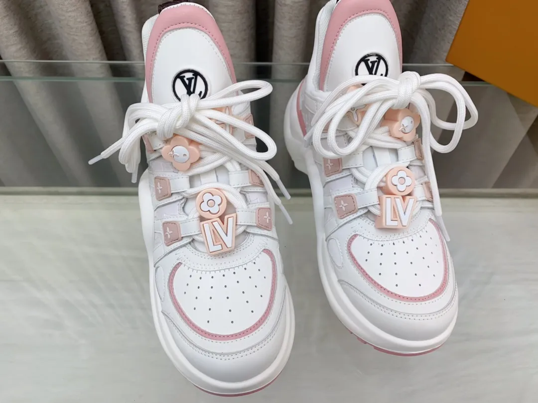 👟👟Ex-factory price 760👟👟 Louis Vuiton·Louis Vuitton 24/ New Chinese Valentine's Day limited edition LV Archlight series arch sole dad shoes casual thick-soled lace-up sneakers top version🔝original purchase, development and production👍🏻 This LV dad shoe features an eye-catching wavy sole and large tongue. It is equipped with a sporty super-elastic running shoe style rubber outsole, which is very eye-catching. It is also combined with a soft and elastic upper made of a variety of high-tech fabrics, making the upper foot comfortable and soft! 🤩 Fabric: Original custom-made first-layer cowhide + technical fabrics Lining: Original imported breathable mesh lining + cowhide foot pads Sole: Original molded correct U-shaped arch outsole Bottom thickness: about 5cm Size: 35-39 (40.41 custom-made, non-refundable)